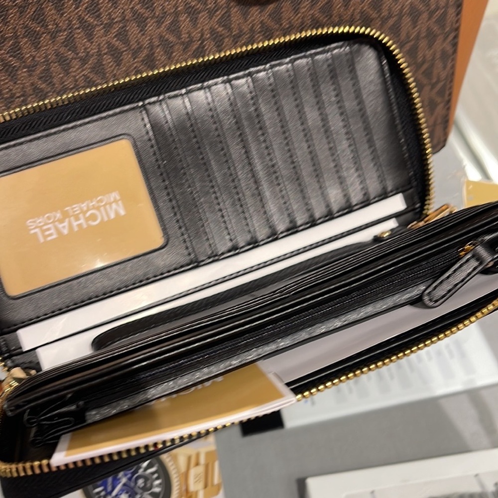 MICHAEL KORS LARGE TRAVEL CONTINENTAL WRISTLET WALLET PHONEHOLDER BLACK /Gold - Picture 7 of 16